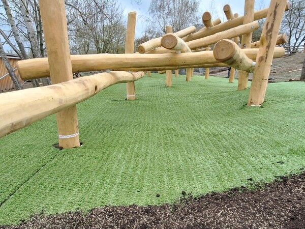 Hybridrasen mit Fallschutz für Kitas, Kindergärten & Schulen (DIN EN 1177 zertifiziert)