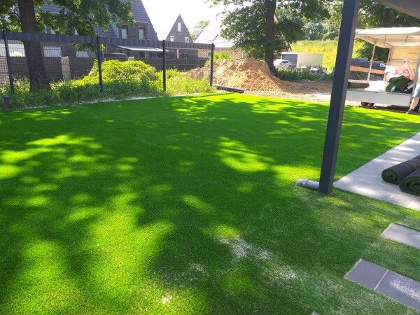 Kunstrasen Comfort-Line 40mm in stark verschattetem Garten