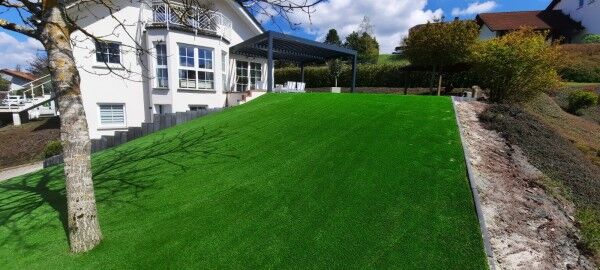 Kunstrasen Premium-Line 40mm im Garten mit Hanglage
