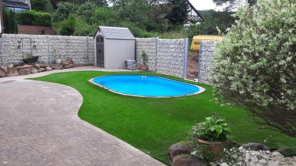 Kunstrasen Premium-Line 40mm als Poolumrandung