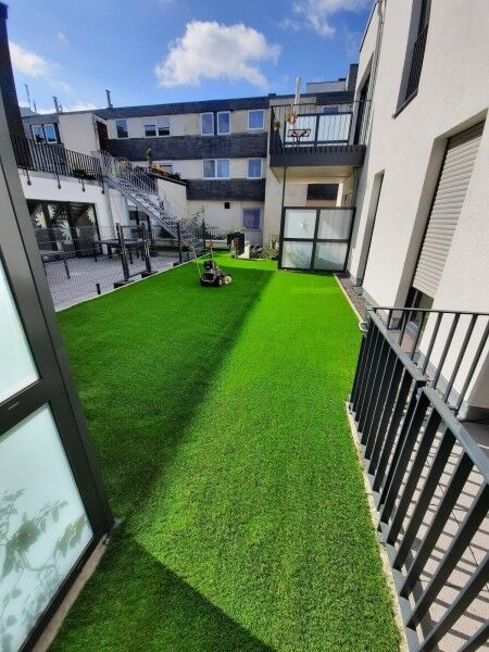 Kunstrasen Premium-Line 40mm im Innenhof