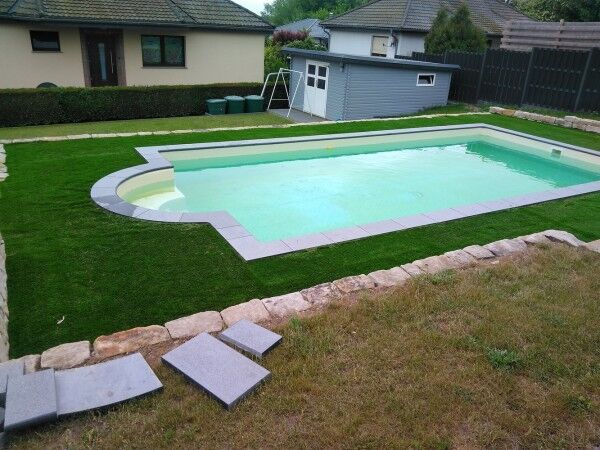 Kunstrasen High-Line 40mm als Poolumrandung
