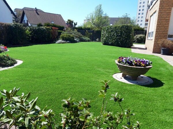Kunstrasen Premium-Line 35mm im Garten