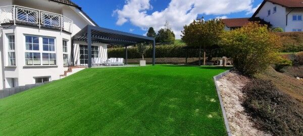 Kunstrasen Premium-Line 40mm im Garten mit Hanglage