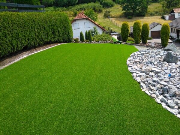 Kunstrasen Comfort-Line 28mm für Garten mit Hanglage