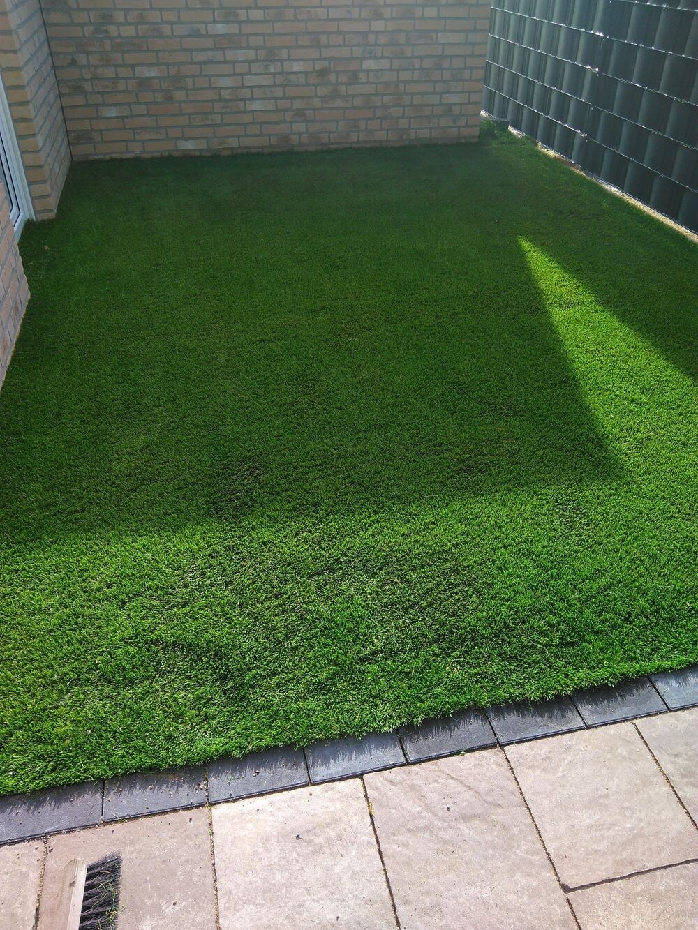 Kleine Gartenfläche optimal mit Kunstrasen genutzt