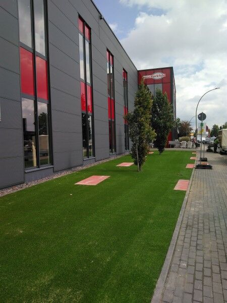 Kunstrasen Basicline 24mm vor Möbelhaus