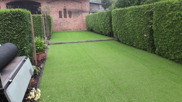 Kunstrasen Basicline 24mm im Hinterhof als Stadtgarten