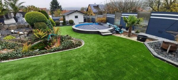 Kunstrasen High-Line 40mm im Garten mit Pool