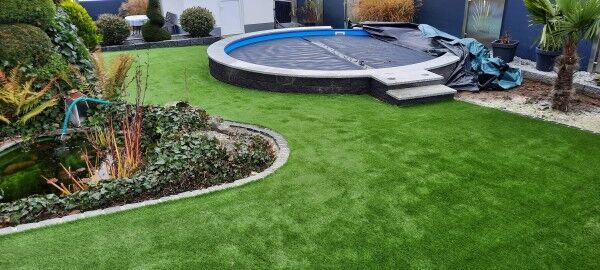 Kunstrasen High-Line 40mm im Garten mit Pool
