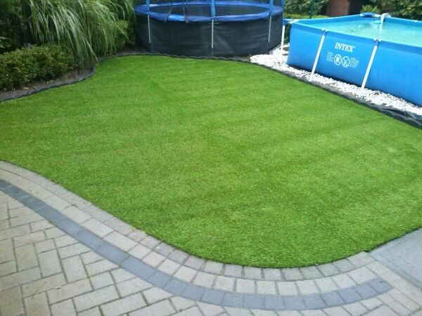 Kunstrasen Classic-Line 28mm im Garten mit Pool und Trampolin