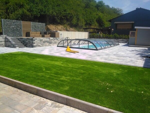 Kunstrasen Premium-Line 35mm im Garten mit Pool