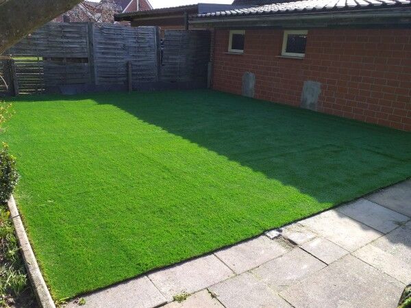 Kunstrasen Premium-Line 35mm im Innenhof