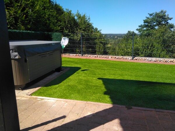 Kunstrasen Classic-Line 40mm im Garten mit Pool