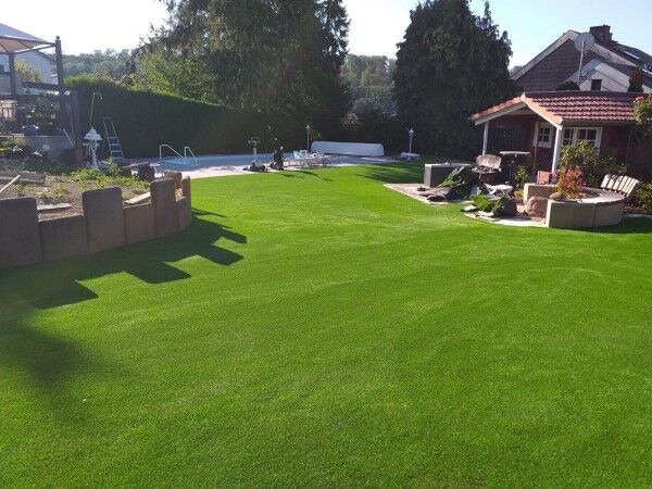Kunstrasen Comfort-Line 40mm im Garten mit Pool
