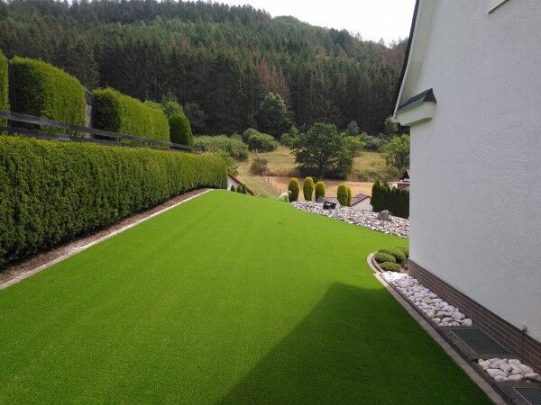 Kunstrasen Comfort-Line 28mm für Garten mit Hanglage